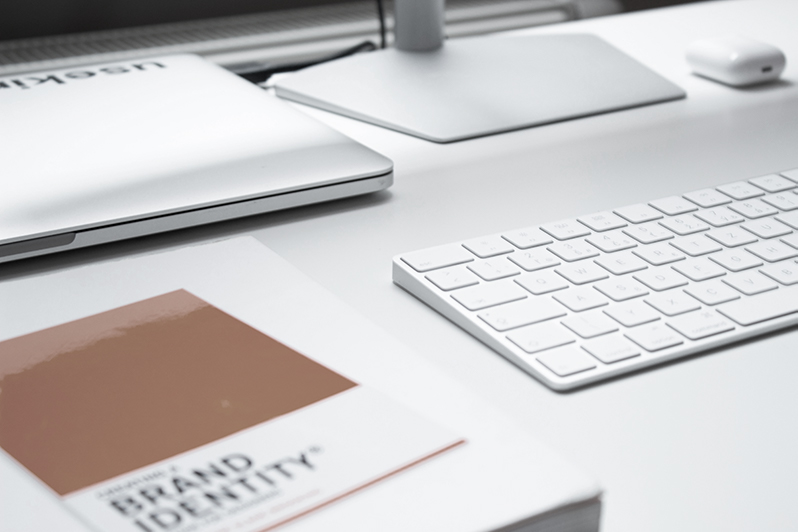 Bureau avec un livre indiquant "Brand Identity"